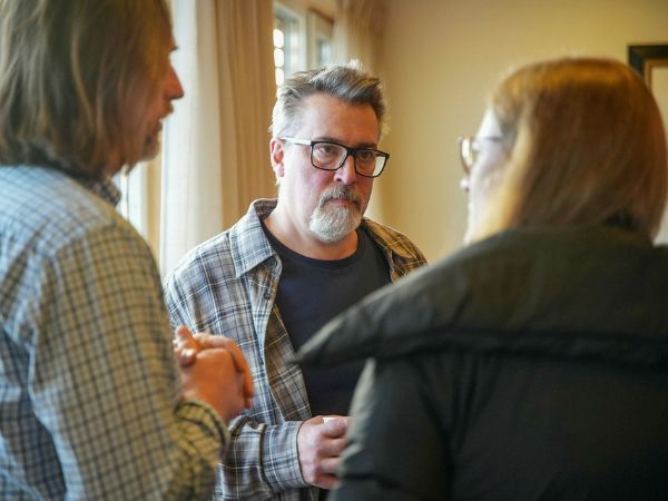 Bilde av Andrea Gasparini i samtale med kolleger