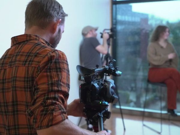 Audun Bjerknes i arbeid med videoproduksjon