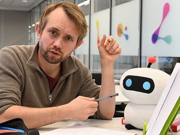 Bilde av Vidar med en robot. Foto: Hilde Lynnebakken