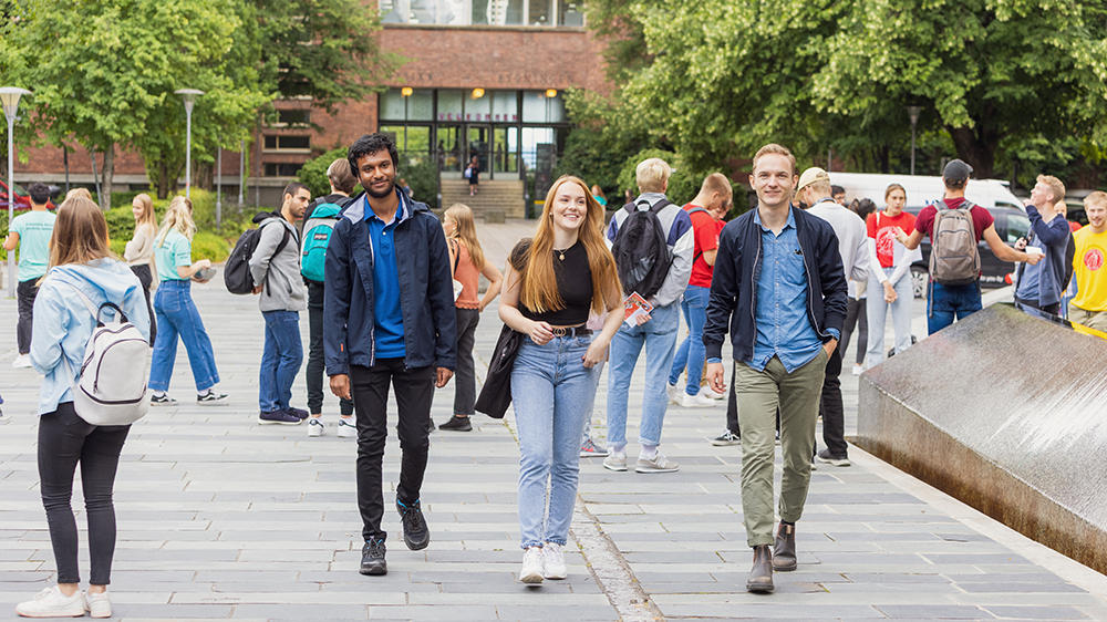Image of new students at UiO in front of the physics building