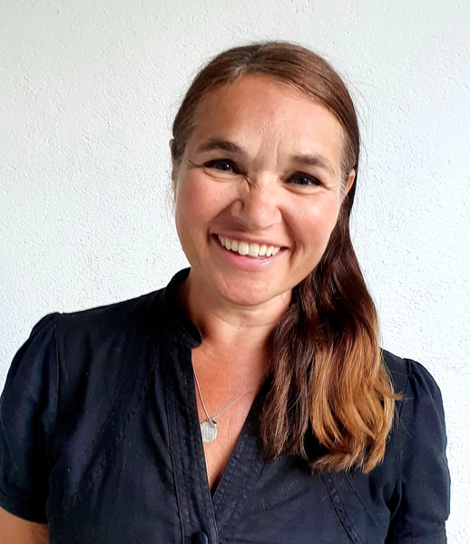 Bildet kan inneholde: smil, kinn, øyenbryn, kjeve, erme.