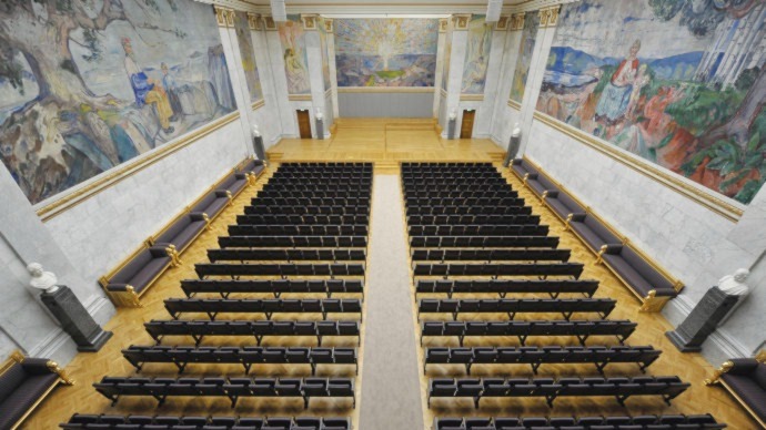 Universitetets Aula står tom. På veggene kan man se Edvard Munchs aulamalerier. 