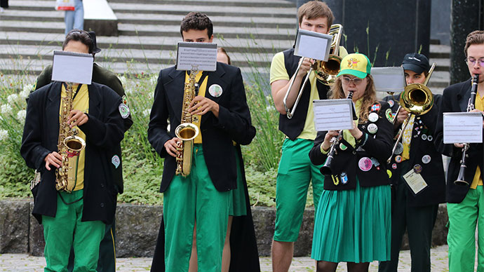 Bildet kan inneholde: musikk instrument, musiker, messinginstrument, blåseinstrument, treblåseinstrument.