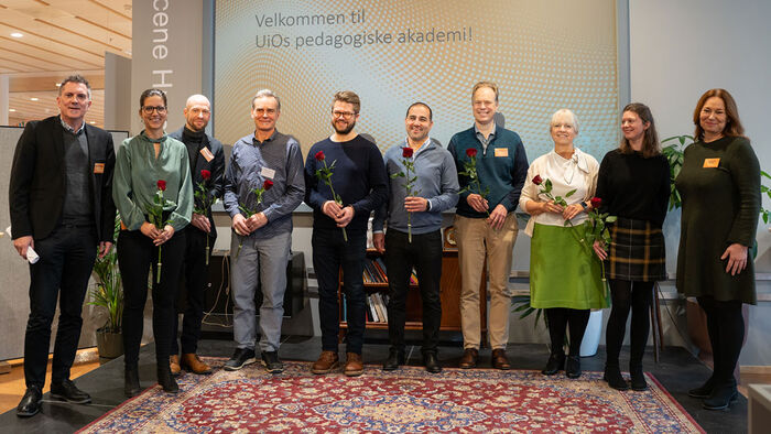 Bildet kan inneholde: smil, bukse, frakk, stol, dress.