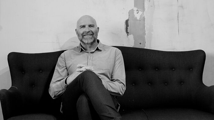Bildet kan inneholde: smil, øye, komfort, flash fotografering, grå.