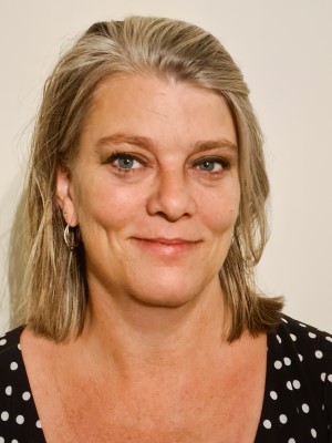 Bildet kan inneholde: klær, panne, nese, kinn, leppe.