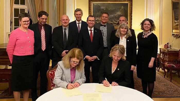Bildet kan inneholde: smil, yttertøy, bukse, interiørdesign, dress.