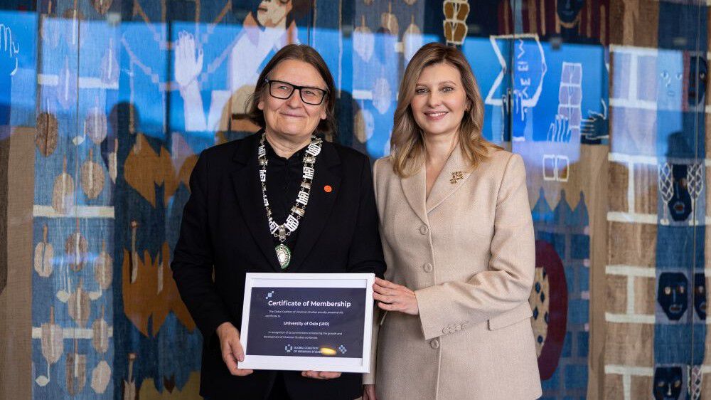Ragnhild Hennum og Olena Zelenska holder et diplom, og smiler mot kamera.