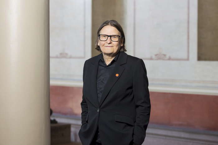 Dame med briller i dress