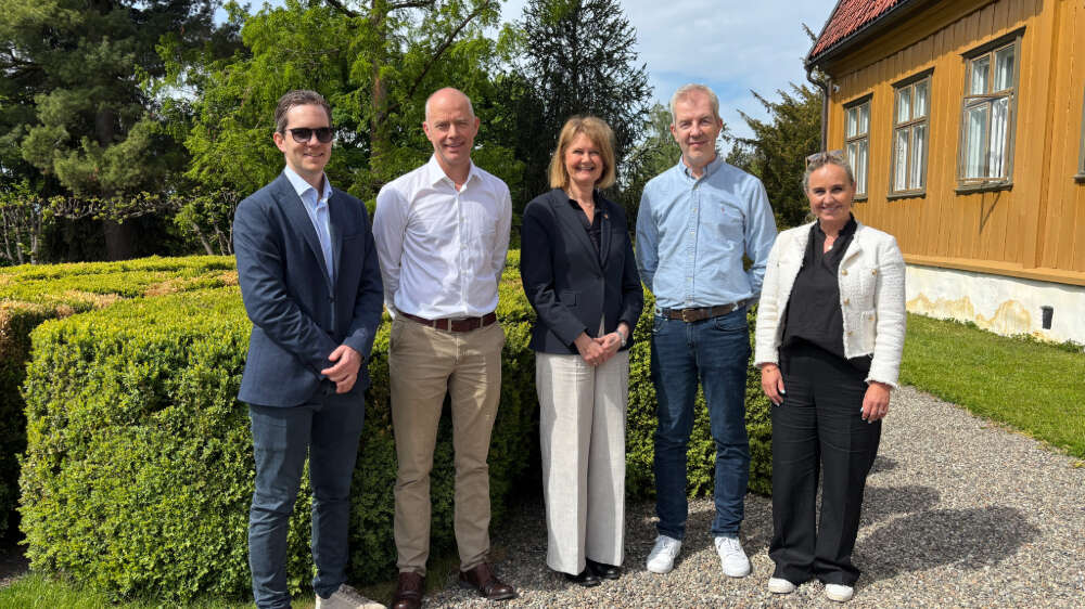 Gruppebilde av Christian Agrell (DNV), Asbjørn Finstad (KS), Berit Karseth (UiO), Christian Børresen og Beate Knudstad-Lopez (Randstad) ute i en grønn hage på Tøyen Hovedgård