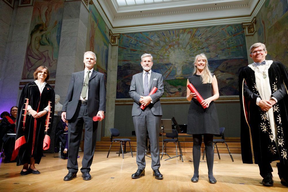 Fra venstre: prorektor&amp;#160;Åse Gornitzka, vinnere av Forskningsprisen&amp;#160;Geir Ulfstein og Andreas Føllesdal, vinner av Pris for yngre forskere&amp;#160;Maja Janmyr&amp;#160;og rektor Svein Stølen.