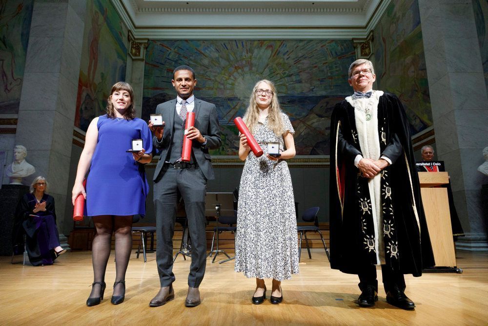 Fra venstre:&amp;#160;vinnere av H.M. Kongens gullmedalje Raquel Bartoloné-Casado, Samson Esayas og Jorunn S. Thingnes, og rektor Svein Stølen.