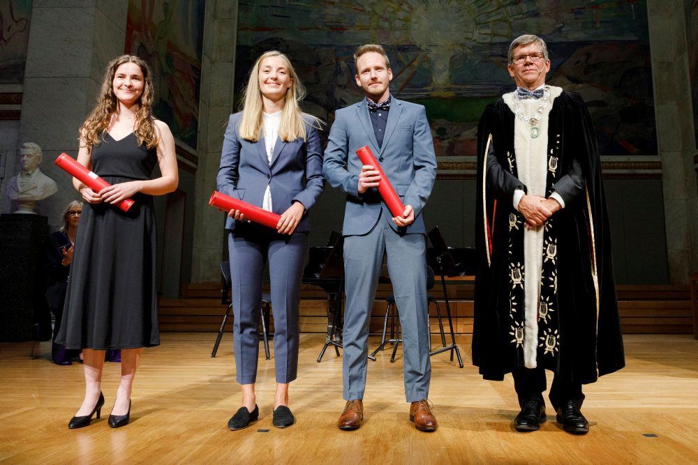 Fra venstre: vinnere av UiOs bærekraftspris for beste masteroppgave&amp;#160;Abelone M. Tislevoll, Hanne C. Brænden og Yngve Bråten, og rektor Svein Stølen.