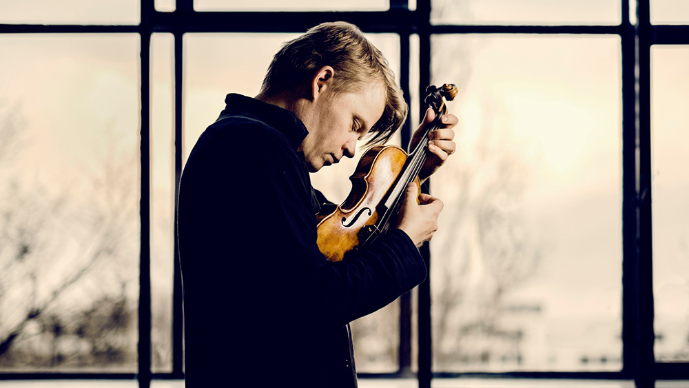 Portettfoto av Pekka Kuusisto med fiolin
