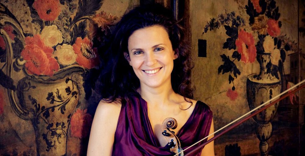 Portrett av Lorenza Borrani med fiolin mot blomstrete bakgrunn