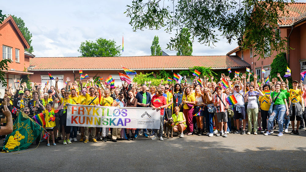 Studenter og ansatte fra UiO og OsloMet i prideparade.