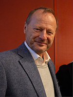 Portrettfoto av Mads Andenæs