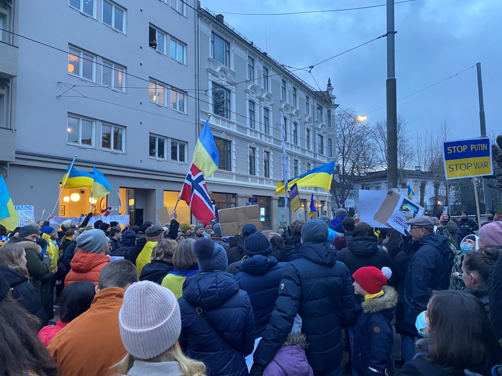 Mennesker i flokk med ukrainske og norske flagg