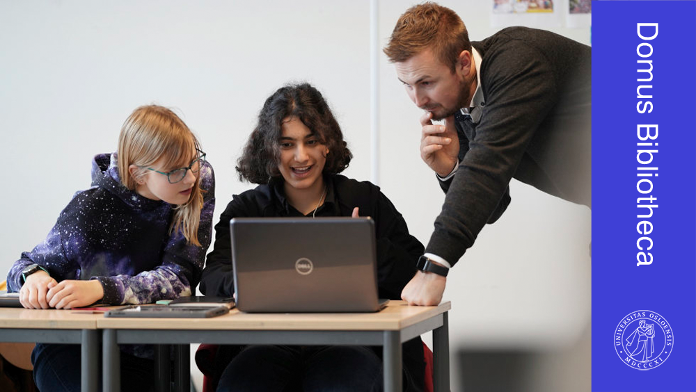Bildet viser en lærer med to elever som ser på en PC