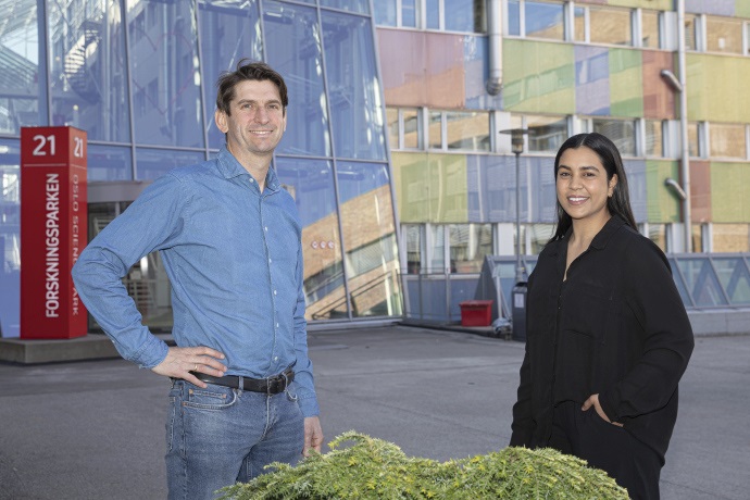 Bildet viser forskerne Håvard Haugen og Badra Hussein utenfor en byggning