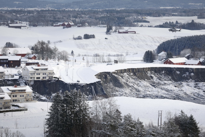 Bildet kan inneholde: snø, skråningen, anlegg, bygning, tre.