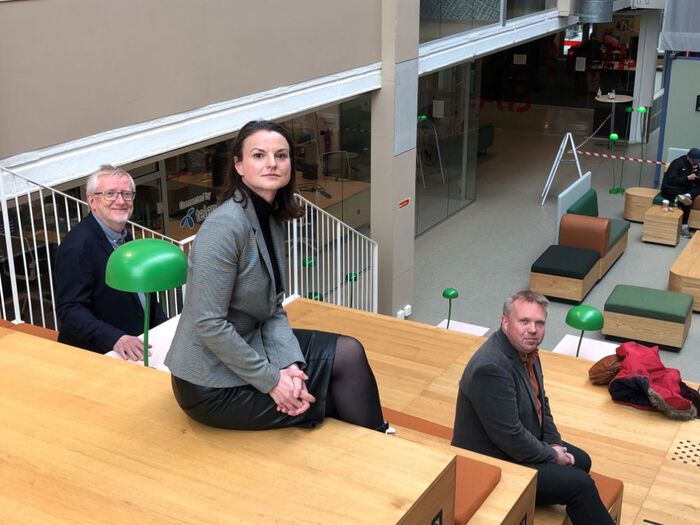 Bildet kan inneholde: gul, tekst, oransje, linje, rav.