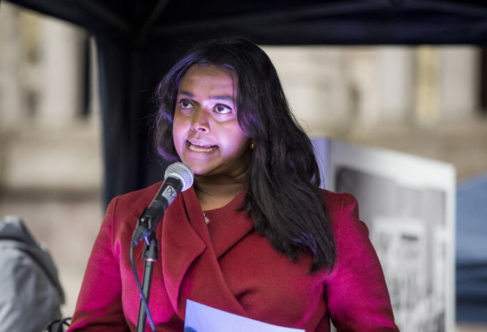 Bilde av varaordfører Kamzy Gunaratnam som holder en appell. 