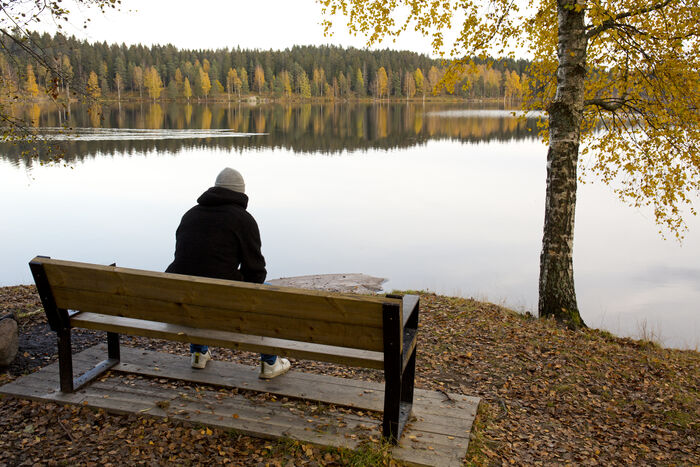 To menn ved et utebord utenfor Forkningsparken / UiO