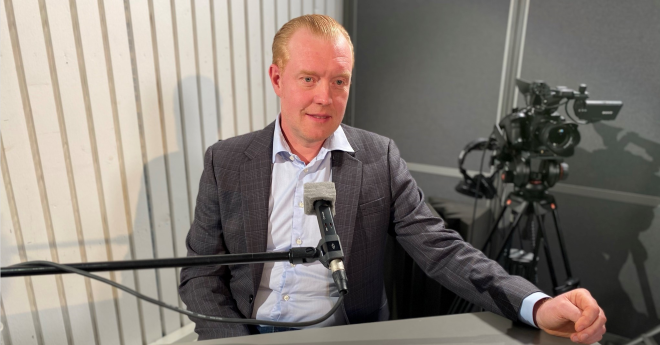 Kåre-Olav Stensløkken i podcaststudio.