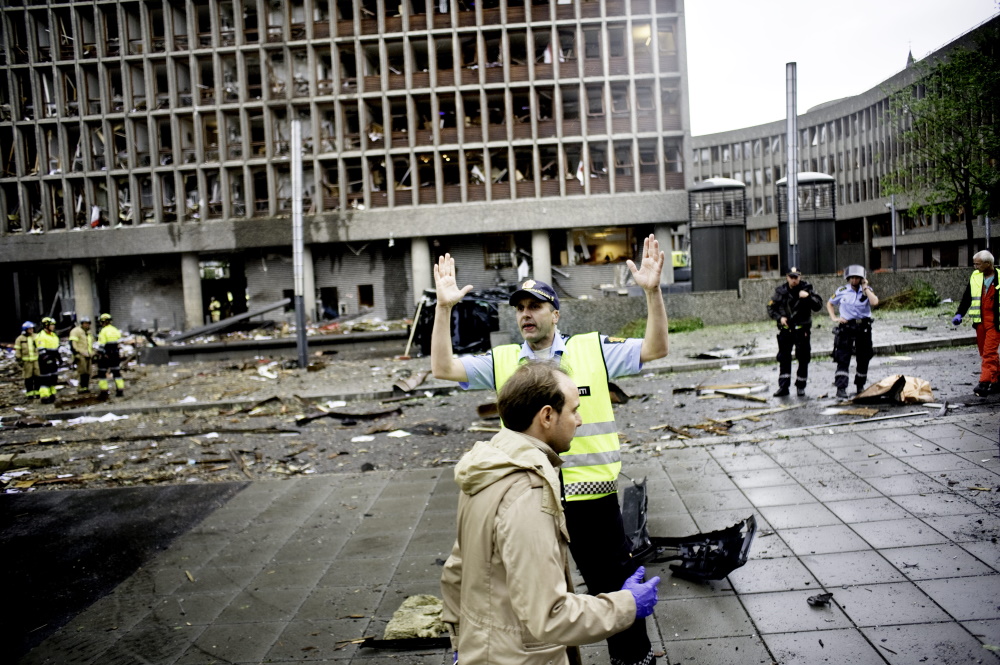 Regjeringskvartalet 22. juli for ti år siden etter at bomben gikk av. Politi og redningsmannskaper på stedet.