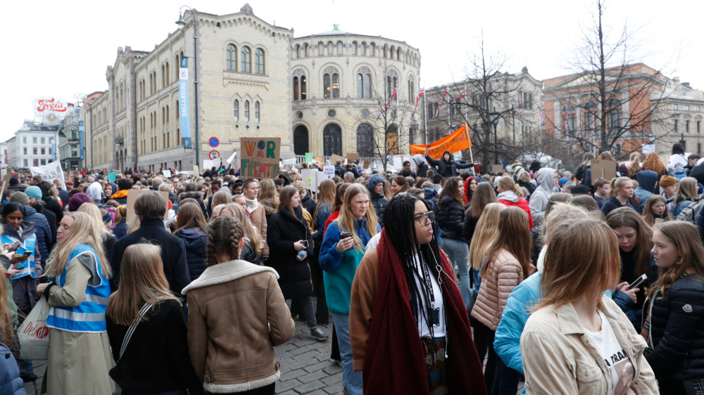 Ungdom i skolestreik for klimaet foran Stortinget. 