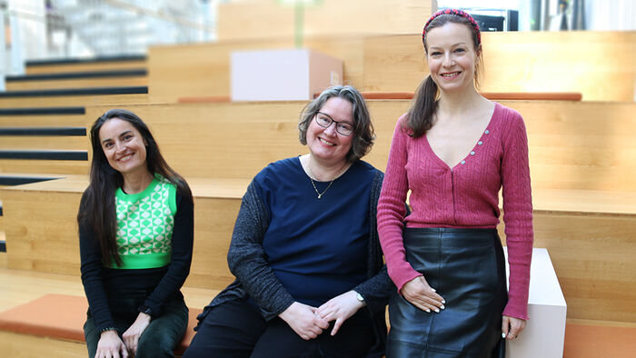 Tre kvinner - Toril Opsahl, Oliwia Szymanska og Ewa Sapiezynska - sitter i en trapp. 