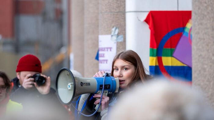 Ella Marie Hætta Isaksen demonstrerer sammen med Natur og Ungdom mot vindturbinene på Fosen. Bilde