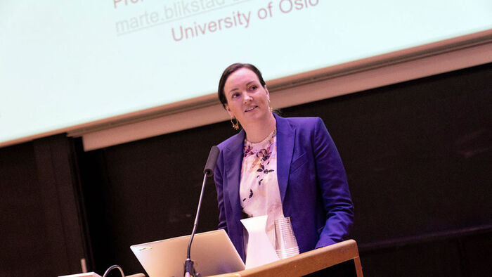 Marte som held innlegg på konferanse. Foto
