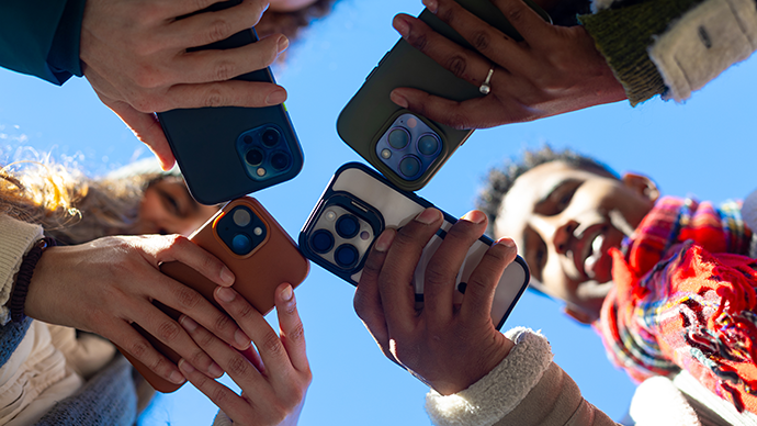 forskning bekrefter at mediebransjen i Norge ser de unge som en mulig "tapt generasjon" for norske medier. De unge bruker mye av sin tid på store globale medieplattformer som TikTok og Youtube. Foto: Colourbox.