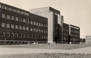 Bildet kan inneholde: vegg, bygning, byområde, by, fasade.