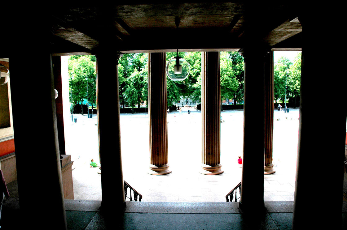 Utsikt over universitetsplassen fra galleriet ved hovedinngangen.