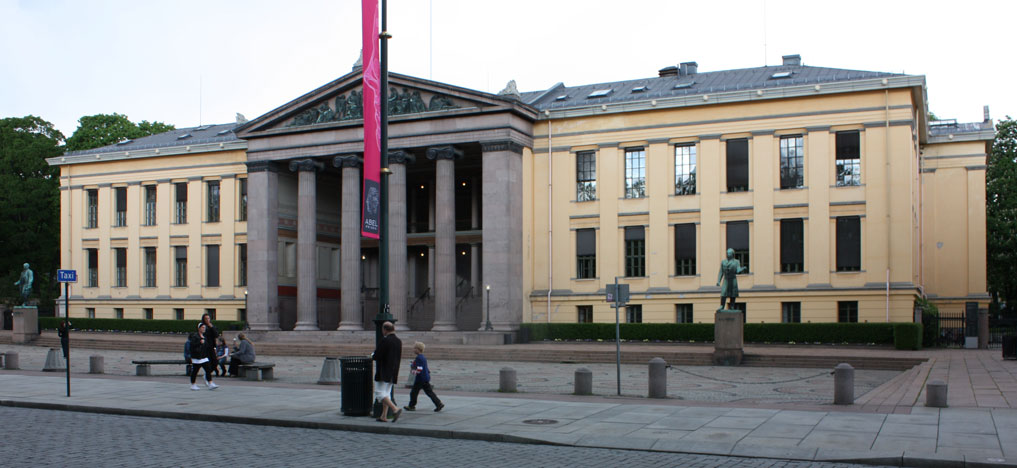 Fasaden sett fra Karl Johans gate.