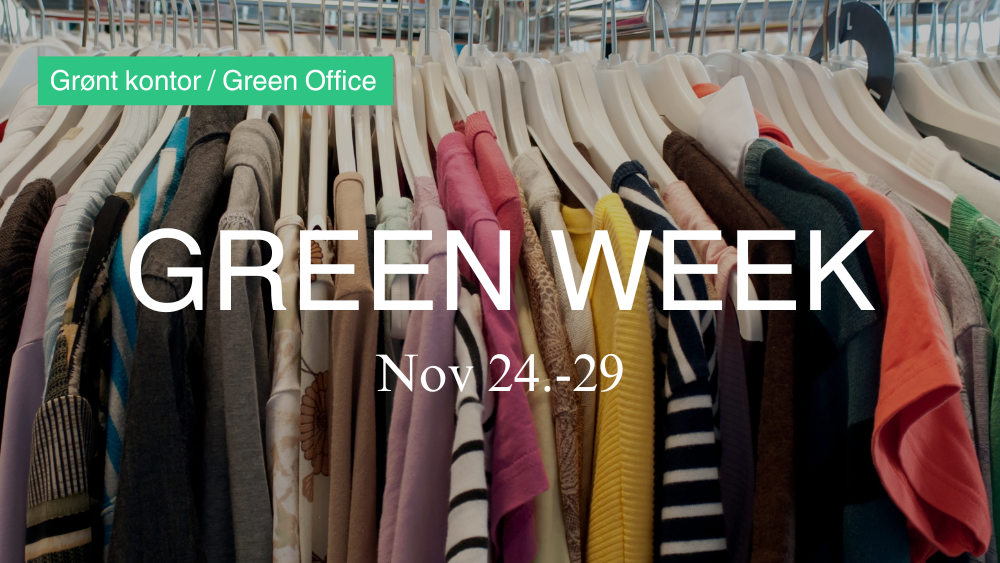 Et stativ med klær hengende fra kleshengere med teksten "Green Week, Nov.24-29.".