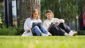 jeans ,smil ,anlegg ,mennesker i naturen ,lykkelig.