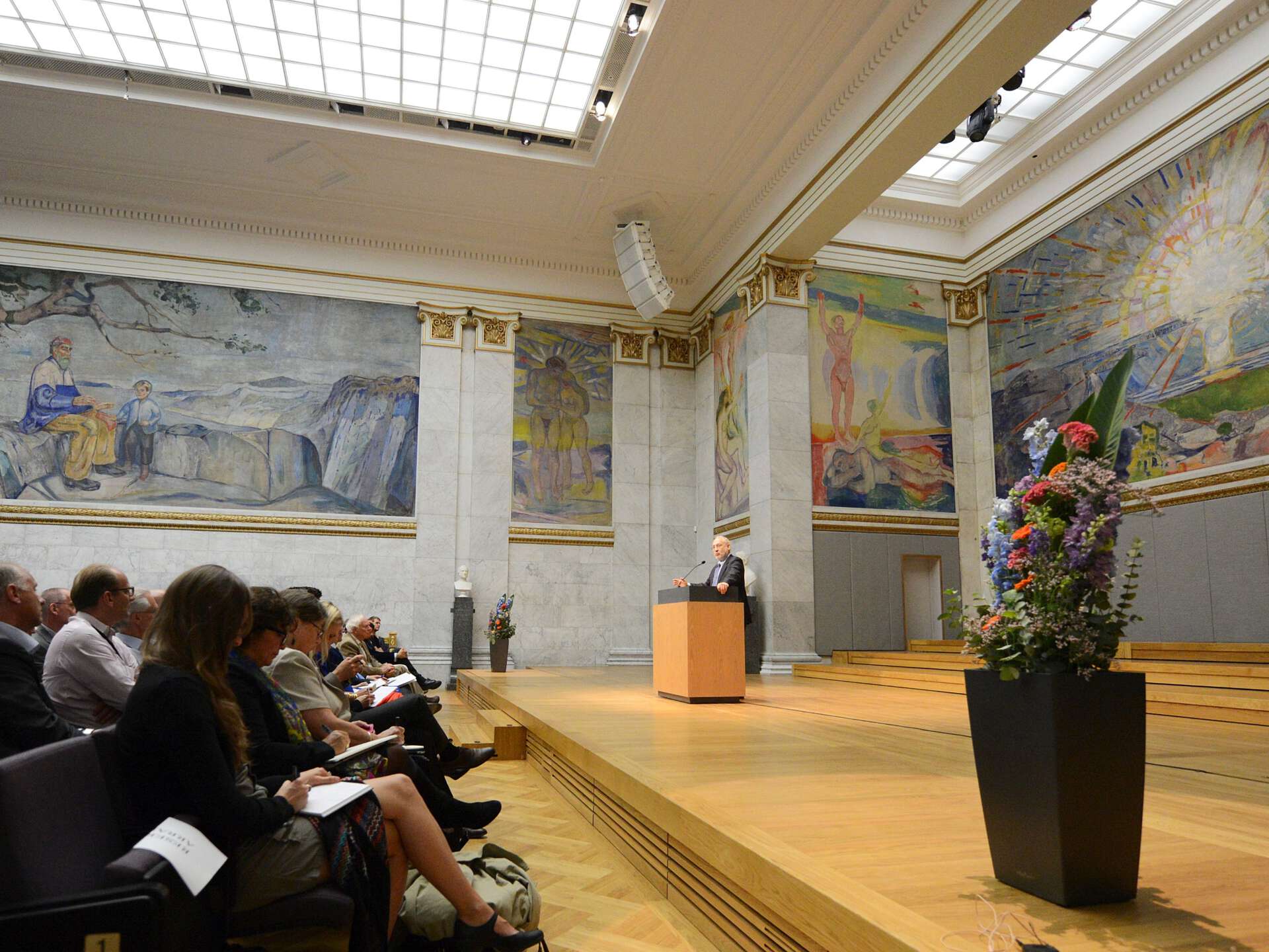 Bildet kan inneholde: menneskekroppen, hendelse, tak, presentasjon, interiørdesign.