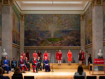 Bildet kan inneholde: dress, hall, tak, publikum, mengde.