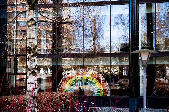 Bilde av alt-blir-bra regnbue i vinduet til HumSam-biblioteket, Blindern