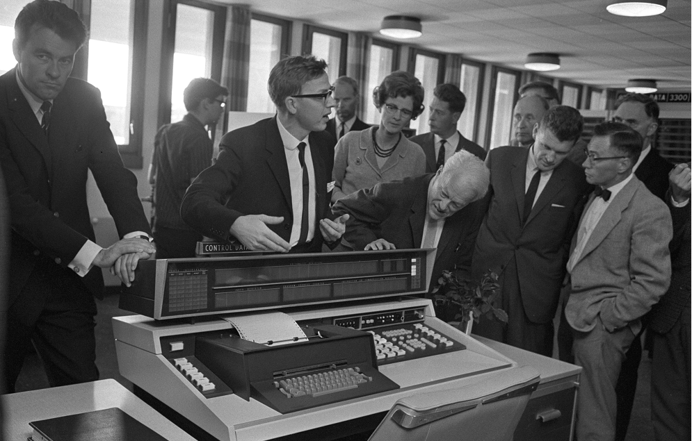 Her viser lederen for universitetets elektroniske regneanlegg Per Ofstad frem regneanlegget som for første gang ble benyttet i kommunevalget i 1967