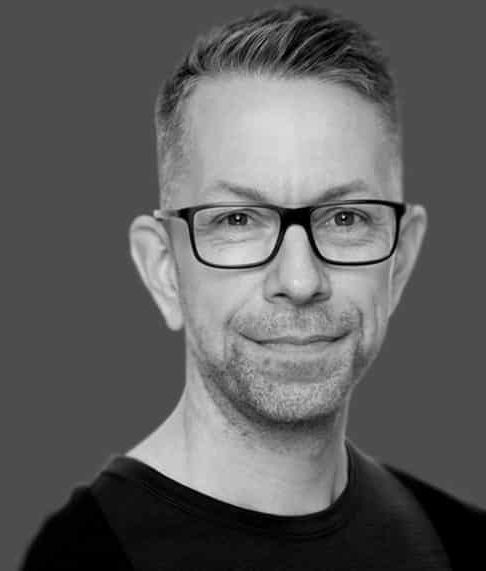 Bildet kan inneholde: briller, briller, hake, kinn, øyenbryn.