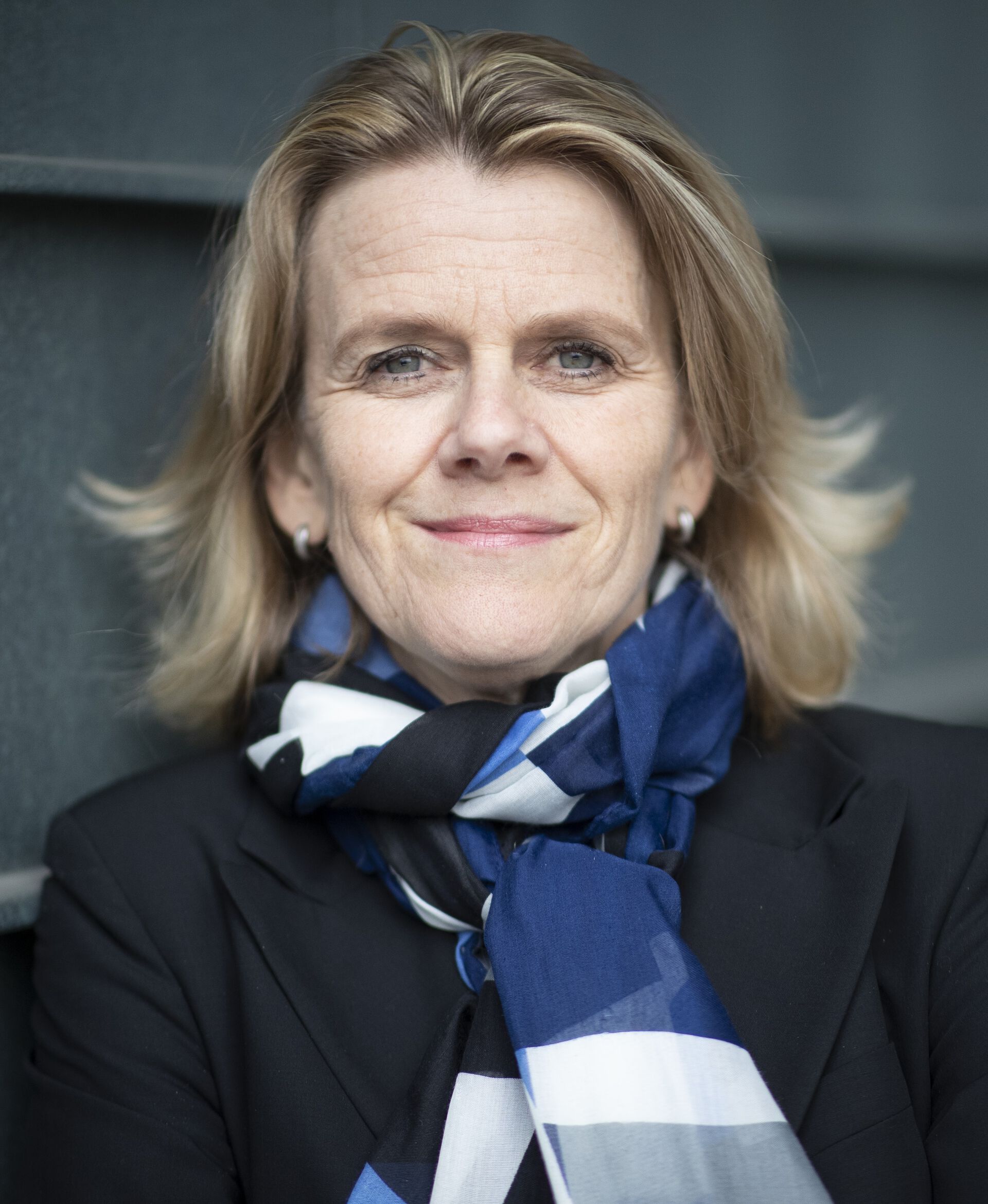 Bildet kan inneholde: skjerf, hår, øyenbryn, hud, ansikt.