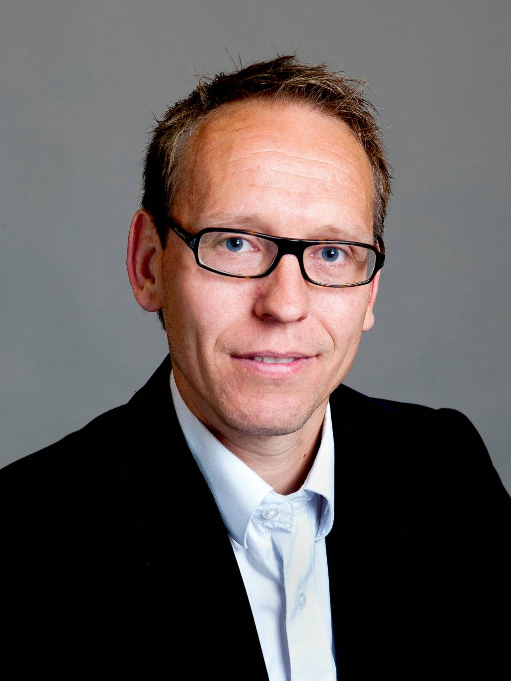 Bildet kan inneholde: briller, briller, hake, kinn, øyenbryn.