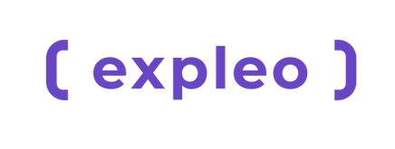 Logo med teksten "expleo" i lilla med parenteser før og etter ordet. 
