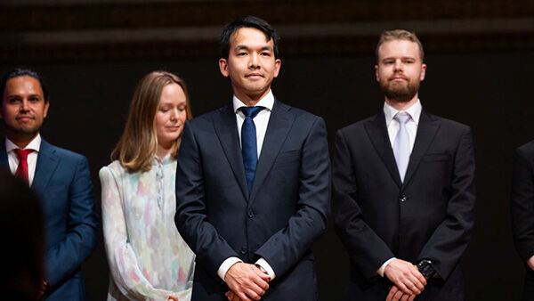 Mottakere av Hans Majestet Kongens gullmedalje på scenen