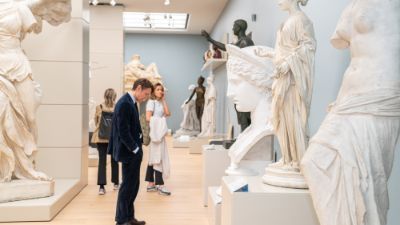 Bildet kan inneholde: skulptur, statue, kunst, begivenhet, dress.